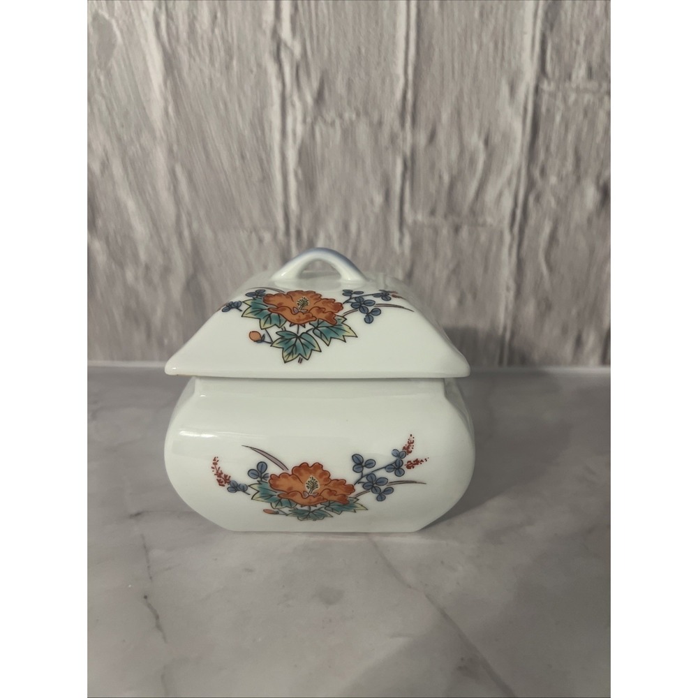 Vintage Mid-Century‎ Japanese Kutani Hand painted Lidded Box